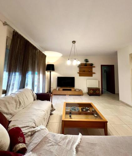 Televisyen dan/atau pusat hiburan di Popies apartment