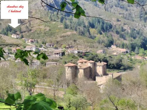 a small village in the mountains with a sign that reads village day italia at Malpas125 chambres in Accons