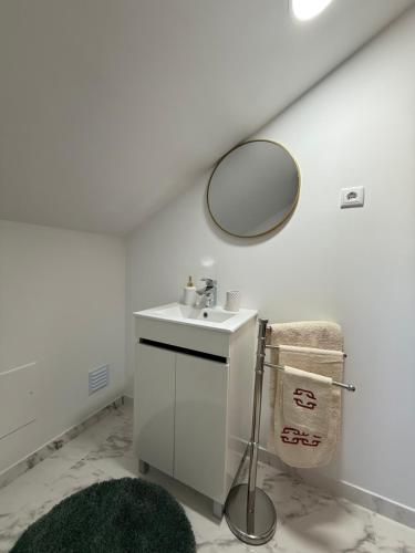 a bathroom with a sink and a mirror on the wall at Vivenda do Calvario in Alvarães