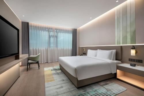 Ένα ή περισσότερα κρεβάτια σε δωμάτιο στο Holiday Inn & Suites Shanghai Changfeng by IHG