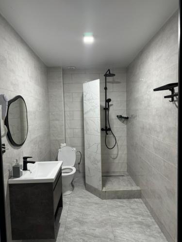 Ванная комната в OASIS Hotel NEW 2025