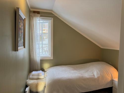 a small bedroom with a bed and a window at Family-Friendly Villa in Oslo - Holmenkollen in Oslo