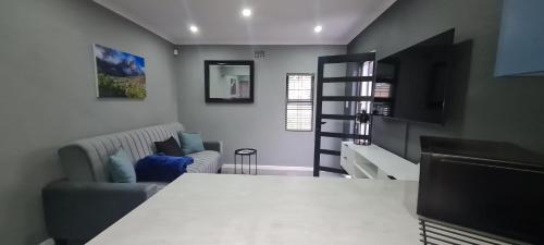 ein Wohnzimmer mit einem weißen Tisch und einer Couch in der Unterkunft Cozy at Maritz in Ceres