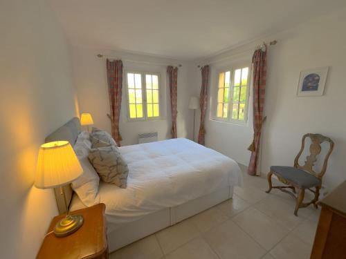 Una cama o camas en una habitación de Bastide de Bigarel