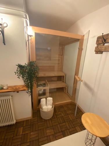 默德林Apartment mit Sauna im Wienerwald - Mödling的一间带楼梯的小房间和一间带桌子的房间