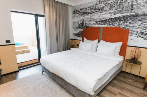 Una cama o camas en una habitación de Hotel 7 SEA Front TLV