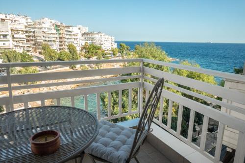 ピレウスにあるMZ Mare Piraeusのテーブルと椅子と海のあるバルコニー