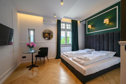 Ένα ή περισσότερα κρεβάτια σε δωμάτιο στο Orient Express Apartamenty