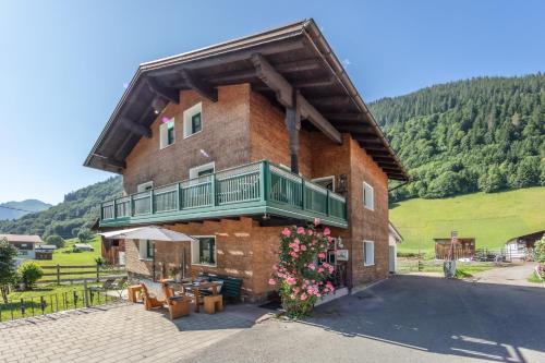 a building with a balcony on the side of it at Alpin Chalet Kern in Klösterle am Arlberg