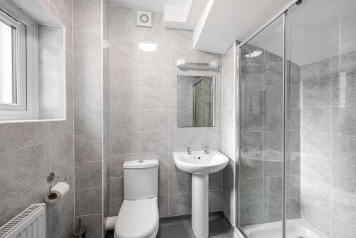 Ένα μπάνιο στο Spacious 1BR Apartment with River Thames View