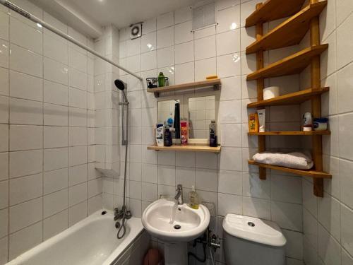 a bathroom with a sink and a toilet and a tub at Cosy Flat Goodmayes in Goodmayes