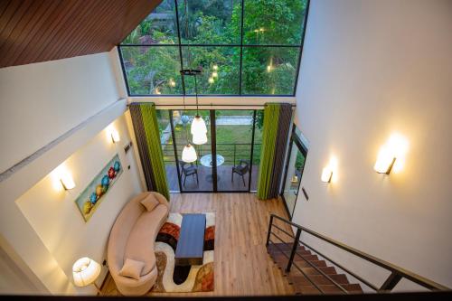 nad głową salonu z dużym oknem w obiekcie The Farm House Mirissa w mieście Mirissa