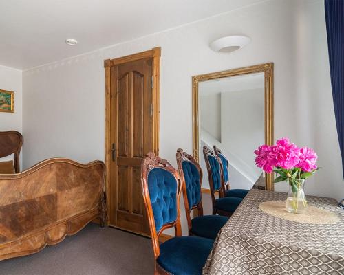 a room with a table and chairs and a mirror at Slėnis Trakuose in Trakai