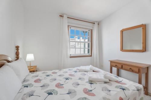 een slaapkamer met een bed en een raam bij Bonita Casa Annie in Abades