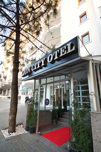 Фасад или вход в Lion City Hotel