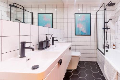 マーゲイトにあるStunning Chapel Margate Hideaway By Adlivの洗面台、シャワー、トイレ付きのバスルーム