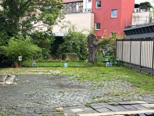 a garden with a tree in the middle of a yard at Ferienwohnung Kaufmannshof in Quedlinburg