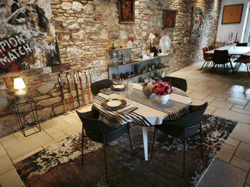 una sala da pranzo con tavolo e sedie di Domaine du Parc Waechter a Molières