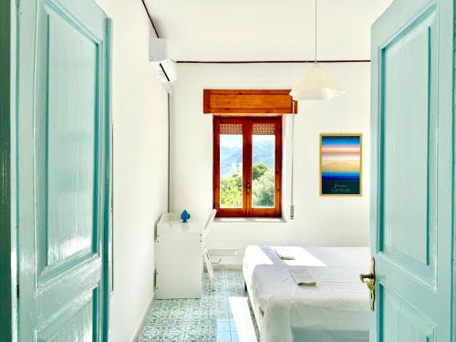 ein Zimmer mit einem Bett und einem Fenster in der Unterkunft Villa Giordano in Acquavella