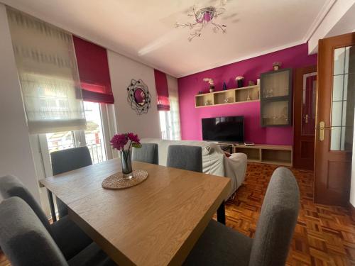 Μια τηλεόραση ή/και κέντρο ψυχαγωγίας στο Encantador apartamento en el centro de Castro CON PARKING