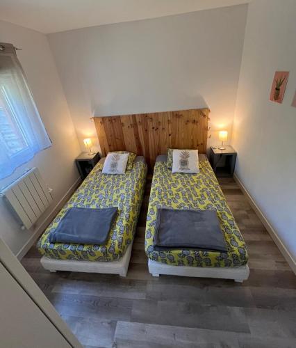 two beds in a small room with two lamps at Océan House Le Porge in Le Porge