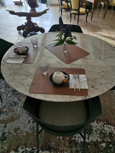 Un restaurante o sitio para comer en Domaine du Parc Waechter