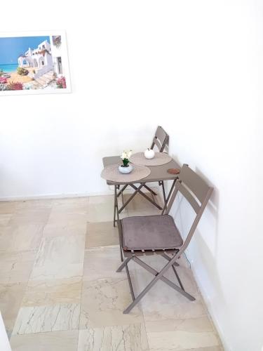 Χώρος καθιστικού στο Sea Front Loft by GOLDENLAND