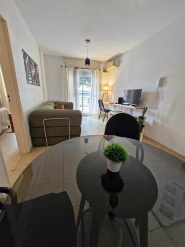 ein Wohnzimmer mit einem Tisch und einer Pflanze darauf in der Unterkunft Francia Apartment in Rosario