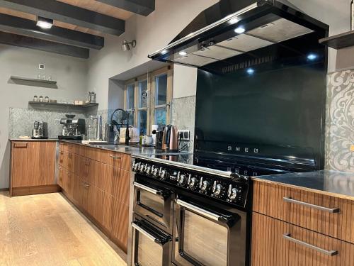 Chalet S - 5 Sterne Luxus Ferienhaus direkt am Eibsee und Zugspitzeにあるキッチンまたは簡易キッチン