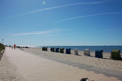 a row of trash cans on the beach at Reethaus-am-Strand in Südstrand