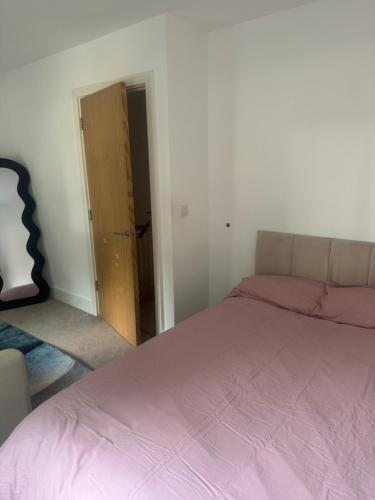 Una cama o camas en una habitación de Bright and Spacious Double Room