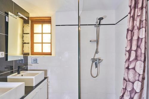 Phòng tắm tại Maison de campagne pour 8 personnes