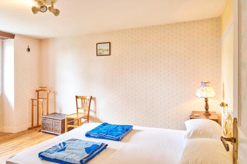 Giường trong phòng chung tại Maison de campagne pour 8 personnes