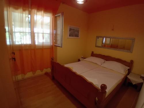 奥米沙利D,apartman' ulica pušća 51, 51513 Omišalj的带床和窗户的卧室
