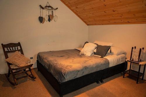 a bedroom with a bed and a wooden ceiling at ChaletElMuisca RaicesQueAcogen in Nemocón