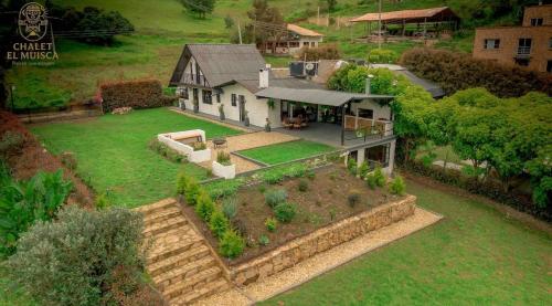 an aerial view of a house with a garden at ChaletElMuisca RaicesQueAcogen in Nemocón