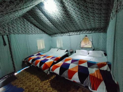 a room with two beds in a tent at Namaste Sari in Chopta