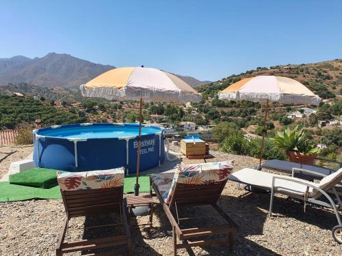 Nespecifikovaný výhled na hory nebo výhled na hory při pohledu z prázdninového domu