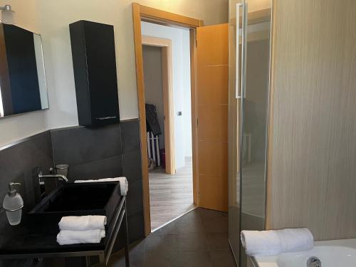 Bilik mandi di Attico Castiglio by Holiday World