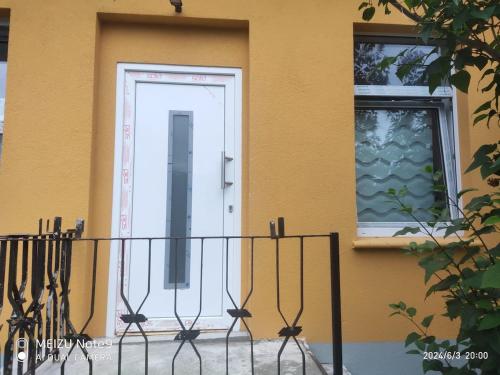 a white door on a building with a window at Appartement mit Garten zentrumnah in Schwerin