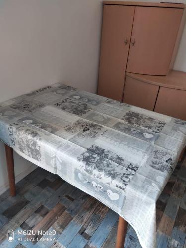 a table with a table cloth on top of it at Appartement mit Garten zentrumnah in Schwerin