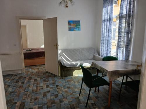 a room with a bed and a table and chairs at Appartement mit Garten zentrumnah in Schwerin