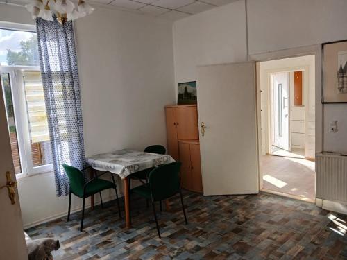 a room with a table and chairs in a room at Appartement mit Garten zentrumnah in Schwerin