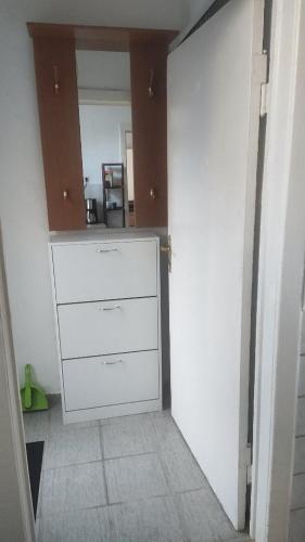 a closet with a white dresser in a room at Appartement mit Garten zentrumnah in Schwerin