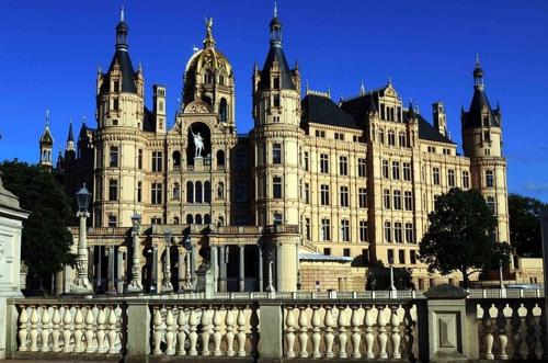 a large building with a fence in front of it at Appartement mit Garten zentrumnah in Schwerin
