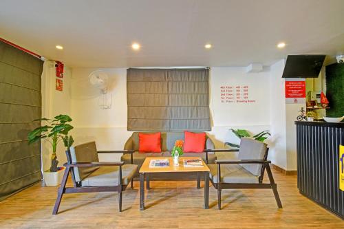 Posezení v ubytování FabHotel White Ridge Shivam