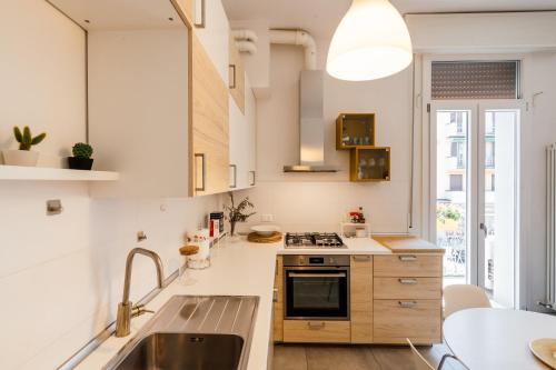 a kitchen with a sink and a stove at Happy Home Spazioso Trilocale Bologna a Due Passi Dal Centro in Bologna