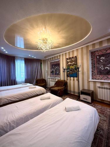 Una cama o camas en una habitación de Cube Guest House OSH