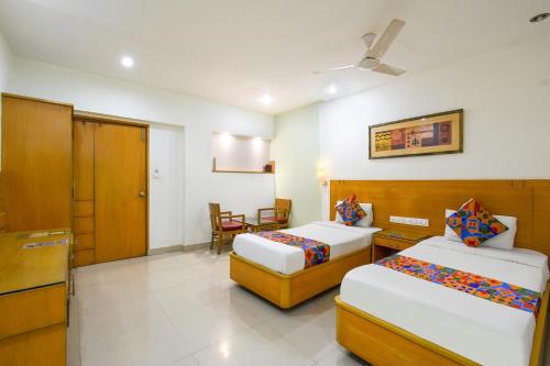 FabHotel A&M - Nr LV Prasad Institute, Banjara Hillsにあるベッド