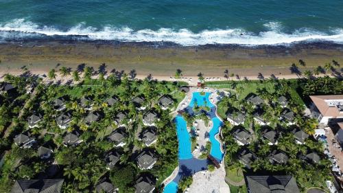 an aerial view of the beach and the ocean at Flat ou Bangalo Luxo Beach Class Beira Mar Muro Alto in Porto De Galinhas